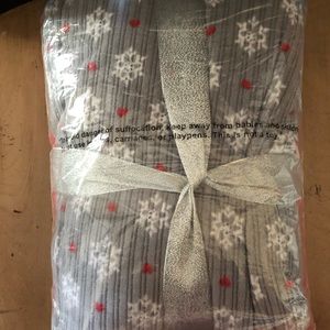 Pajama set with fuzzy socks 30/32